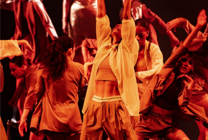 Association OnesmileOnechildren - Spectacle de danse avec entrée gratuite où chacun peut offrir un cadeau à déposer aux pieds du sapin